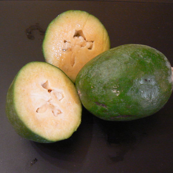 פרי פרוס של פיג'ויה Feijoa Acca Sellowiana